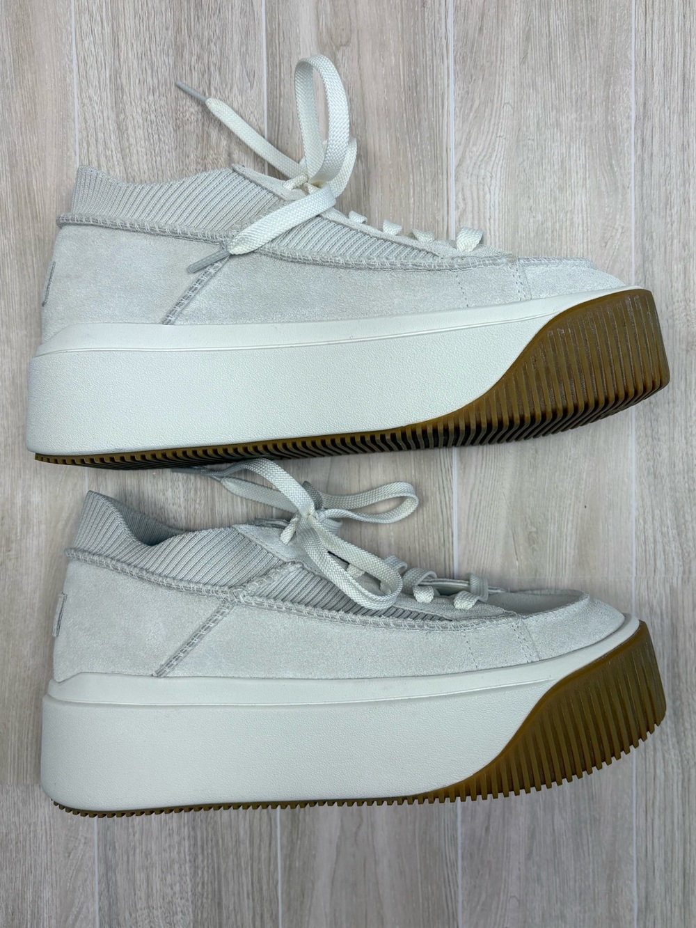 UGG Women's E-Z Duzzit Lace-Up Platform Sneakers Off-White Suede Like New Chic - Picture 6 of 9
